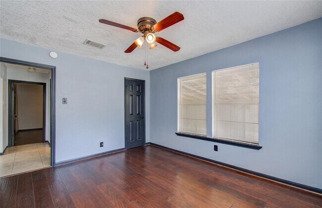 Building Photo - 5319 Bell St