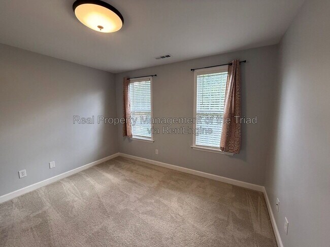 Building Photo - 2740 Bridgeport Dr
