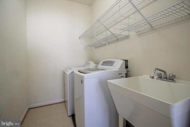 Building Photo - 40424 Milford Dr