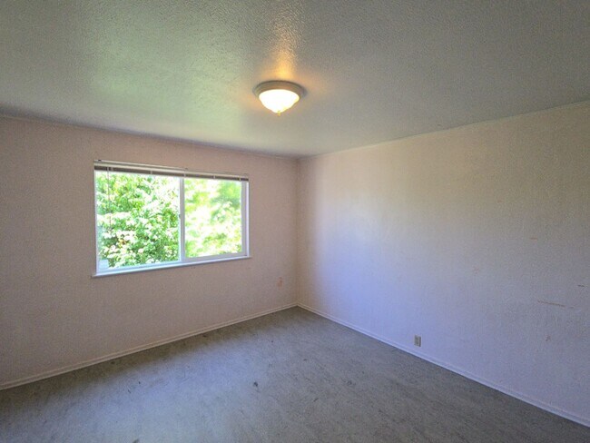 Building Photo - 4BD/2BA Eureka home close to schools, medical services