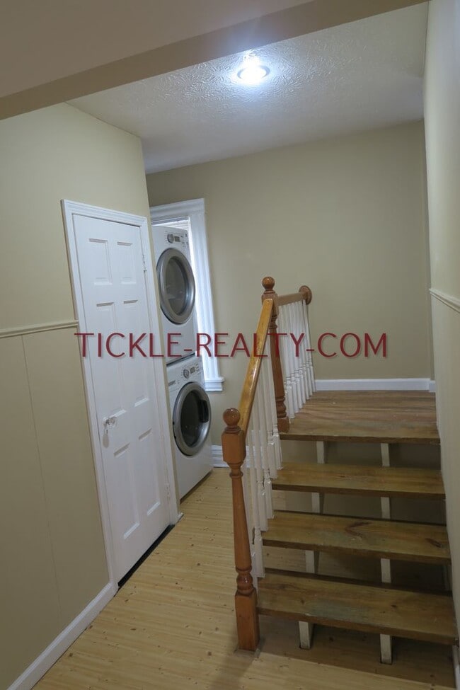 Building Photo - 2 Bedroom House with Walk In Closet / Offi...
