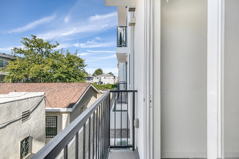 Building Photo - 1249 W 39th Pl