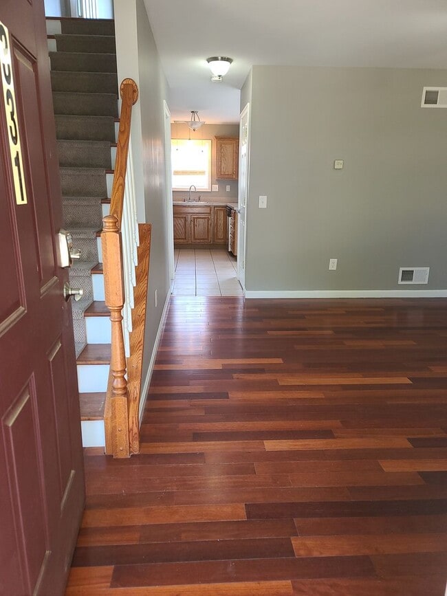 Building Photo - 3 Bedroom 2 1/2 bath end unit Townhome for...