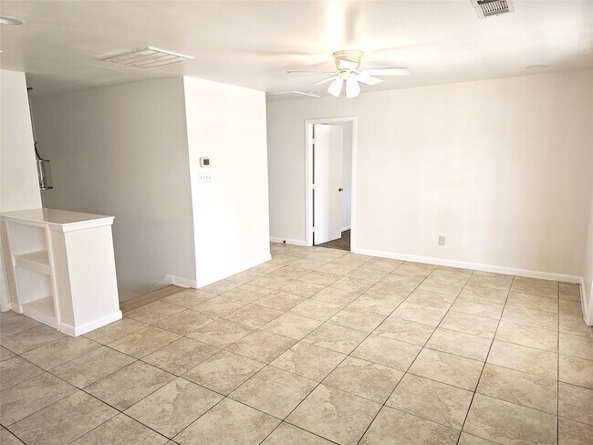 Building Photo - 347 Forest Lake Dr