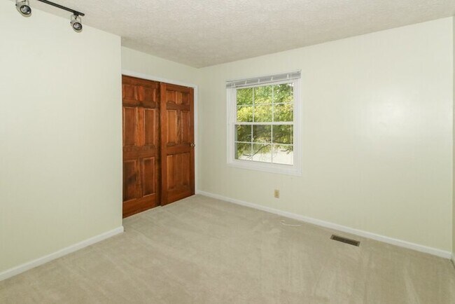 Building Photo - 4 Bedroom Carmel Home!