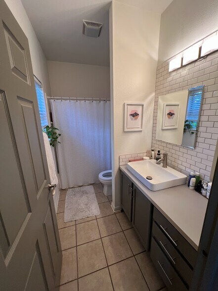 Master bath - 1204 San Bernard St