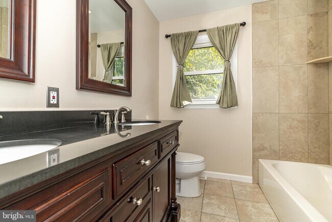 Building Photo - 400 E Main St