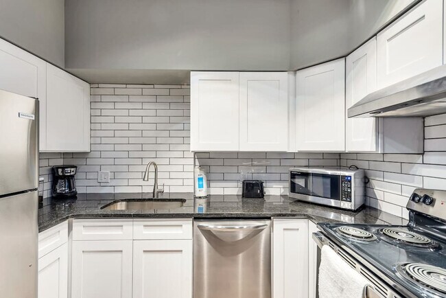 Building Photo - 713 Barton St