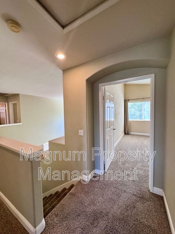 Building Photo - 30997 Oakhill Dr