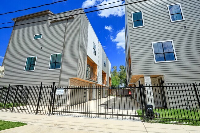 Building Photo - 1303 E 27th St