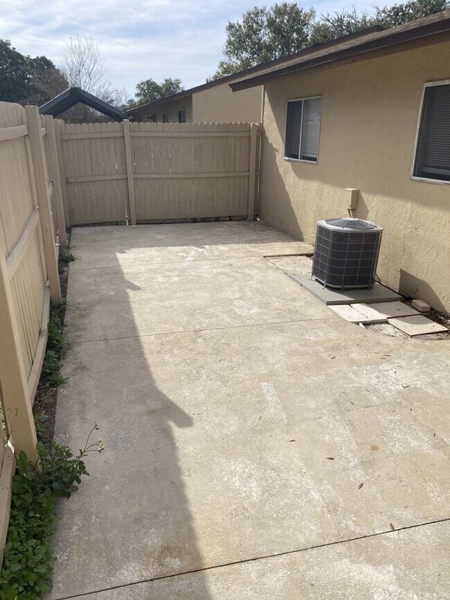 Building Photo - 437 E Rosewood Ln