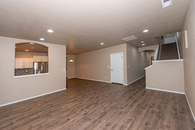 Building Photo - CHECK OUT THIS SPACIOUS CRAFTSMAN STYLE HOME IN ASPEN RIM!!