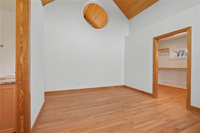 Building Photo - 1008 Courtenay Dr NE