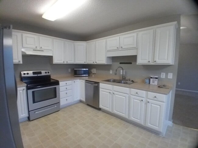 Building Photo - 2212 Dartmouth Dr