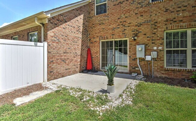 Building Photo - Beautiful 3BR/2.5BA Townhome in Desirable ...