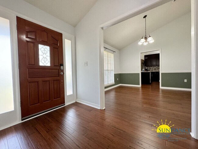 Building Photo - Stunning South Crestview Home with many Custom Details!