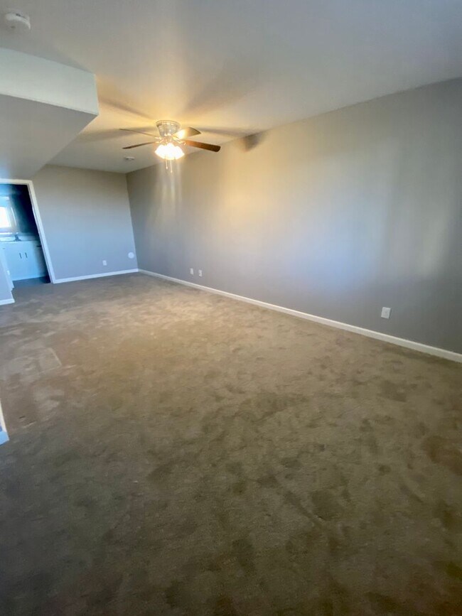 Building Photo - 3 Bedroom 2.5 Bathroom Condo For Rent!