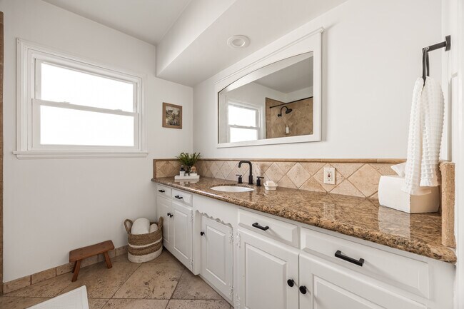 Building Photo - 2510 Santiago St