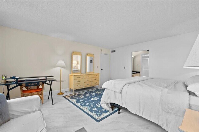 Building Photo - 5440 N Ocean Dr
