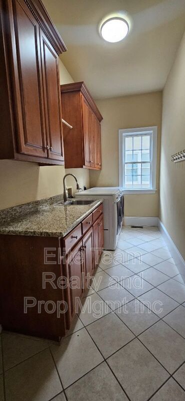 Building Photo - 6926 Linkside Ct