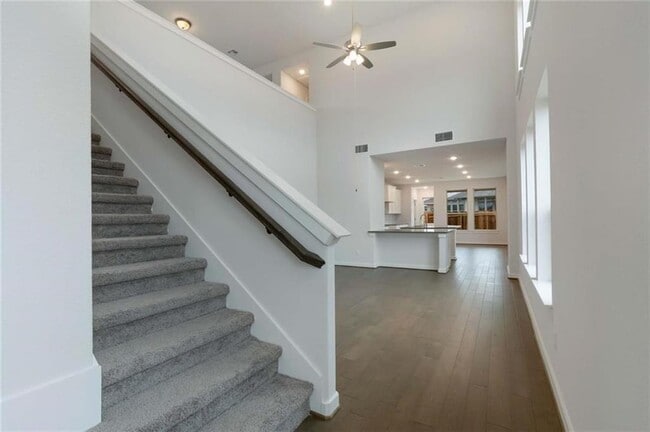Building Photo - 205 Rosebush Dr