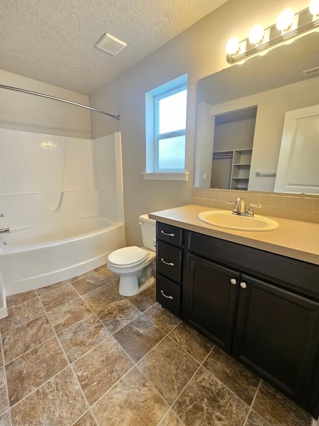 Building Photo - 3 Bedroom 2 Bath Home in Nampa