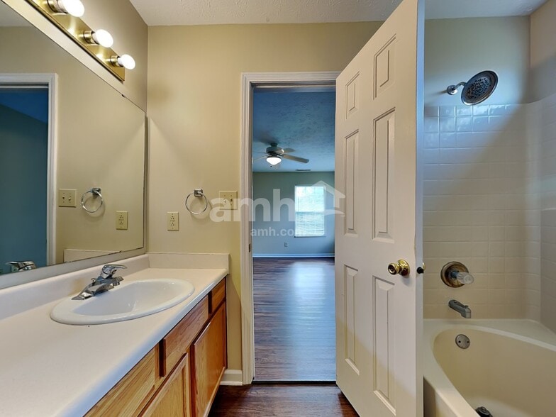 Building Photo - 8749 Trumpeter Dr