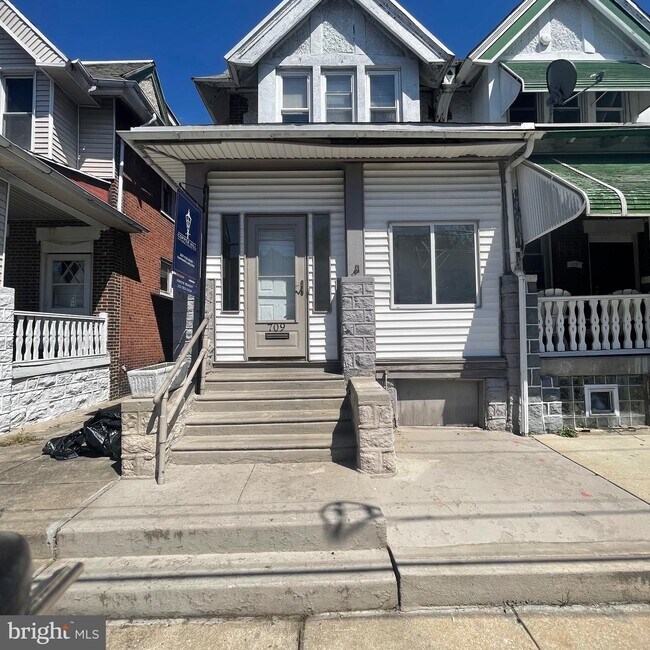Building Photo - 709 S 59th St