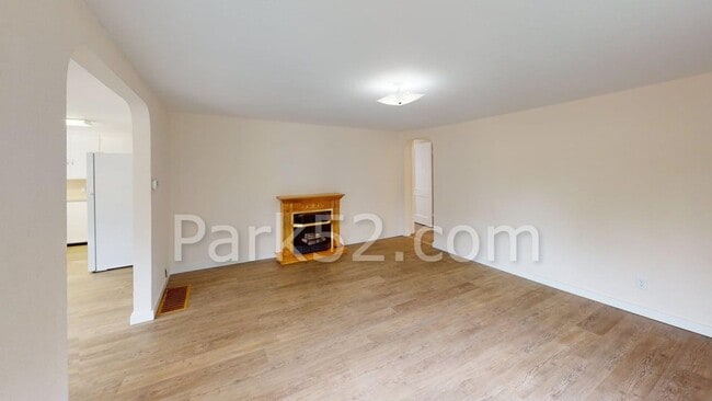 Building Photo - Small Pet Friendly - 2 Bedroom Single Fami...