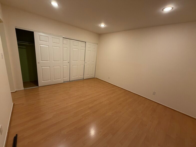 Building Photo - 1523 E Windsor Rd