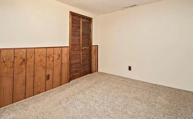 Building Photo - 5890 Del Paz Dr