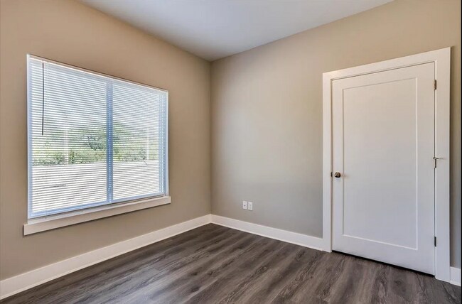 Building Photo - Modern 4 Bedroom Home in Falcon Falls Near Heights High School