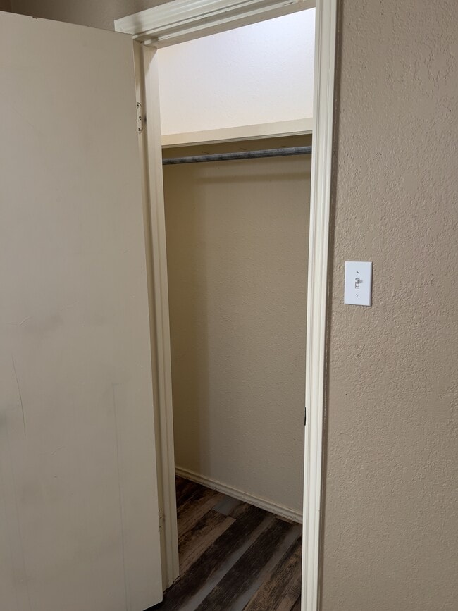 Building Photo - 302 E 17th St