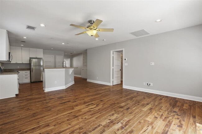 Building Photo - 409 Genard St