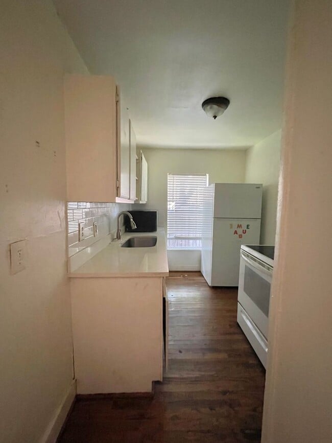 Building Photo - Cedar Crest Home 3 Bed, 1 Bath