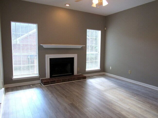 Building Photo - Beautiful 3 bed 2.5 bath Franklin Home