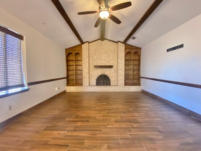 Building Photo - Pre leasing now for 4/01 move in.