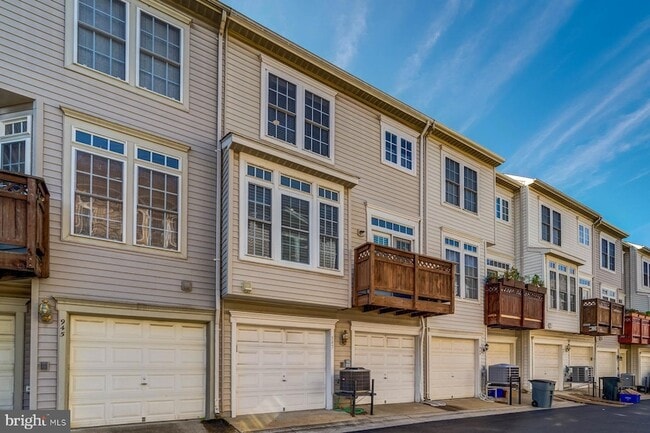 Building Photo - 947 Harrison Cir