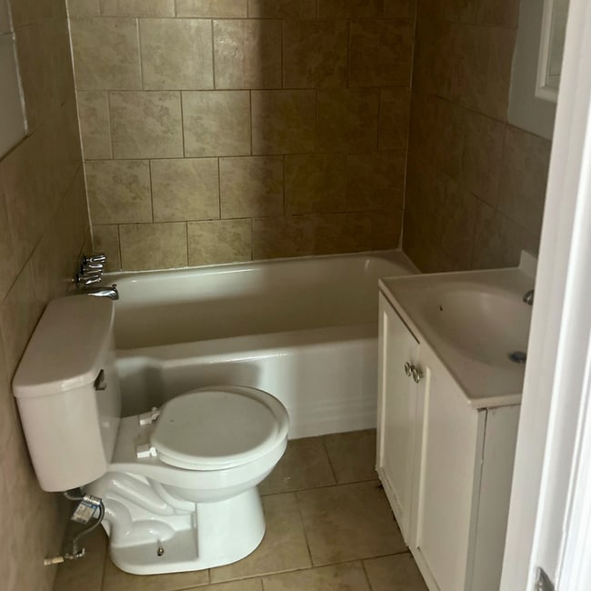 Building Photo - Freshly Renovated 2-Bedroom apartment! - H...