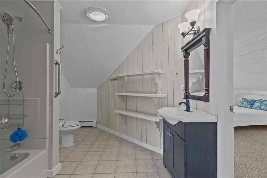 Building Photo - 167 Coggeshall Ave