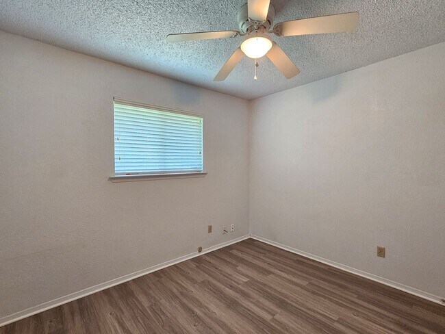 Building Photo - 2209 Dickens Dr