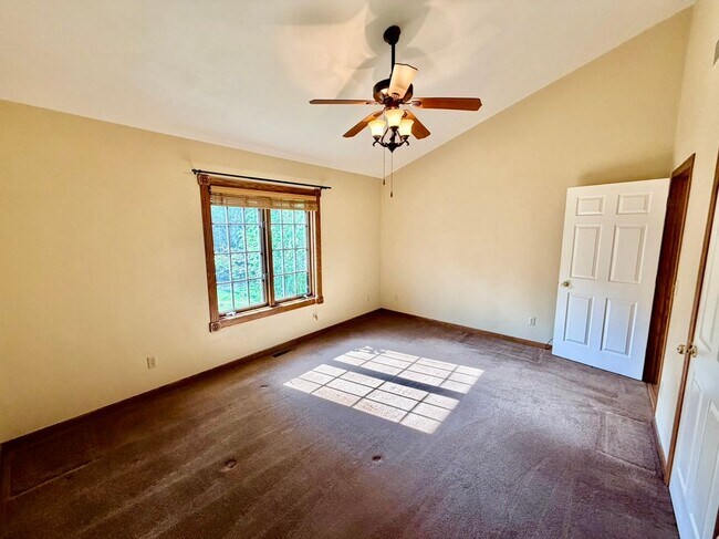 Building Photo - 2585 N Millbrook Rd