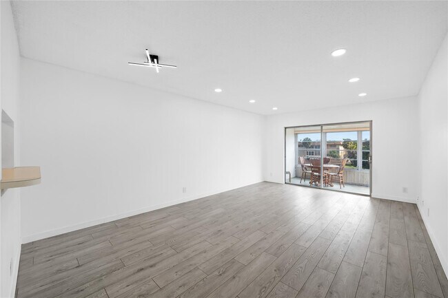 Building Photo - 5031 W Oakland Park Blvd