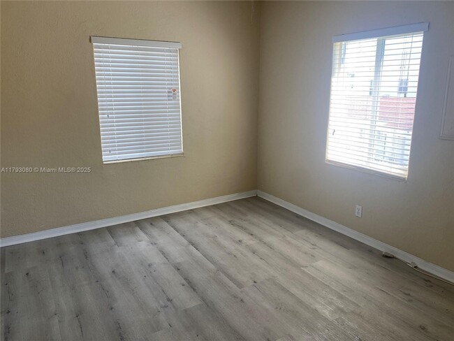 Building Photo - 711 SW 21st Ave