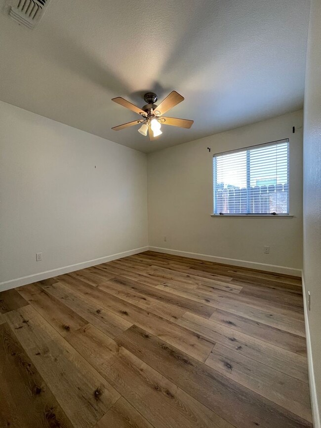 Building Photo - NEWLY LISTED & READY TO DAZZLE!