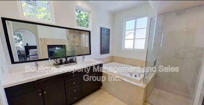 Building Photo - 445 1/2 Begonia Avenue