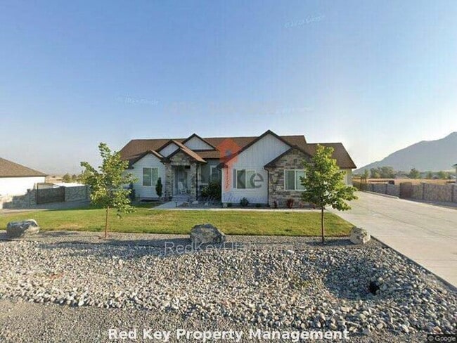 Building Photo - Adobe Rock Dr. Fully Furnished