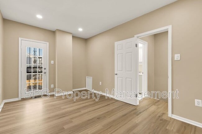 Building Photo - 1033 5th St NE