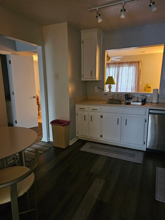 Building Photo - 309 Crestwood Ct