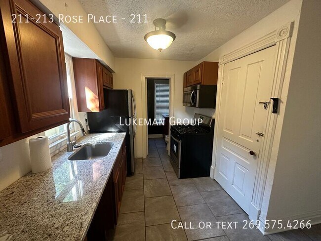 Primary Photo - 211-213 Rose Place-211